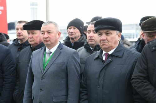 Рустам Минниханов вручил автомобили работникам районных управлений сельского хозяйства и продовольствия