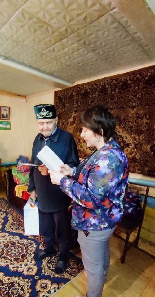 В преддверии Дня Победы поздравили и вручили подарки труженикам тыла Азьмушкинского сельского поселения