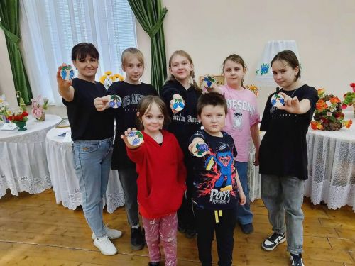 Круглое Поледагы «Яшьлек» күп функцияле үзәгендә «Сирень чәчәге» дип аталган рәсем ясау буенча мастер-класс узды