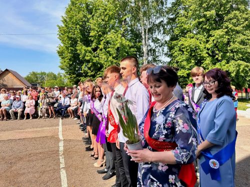 Последний звонок прозвучал в Круглопольской СОШ
