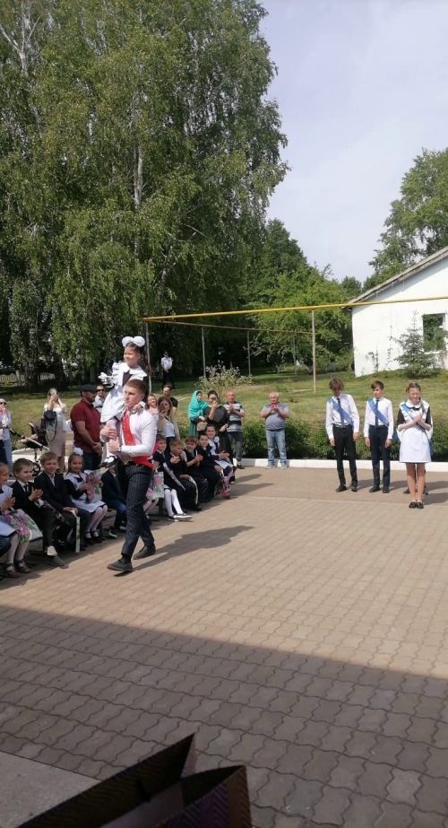 В Мелекесской школе прозвучал последний звонок