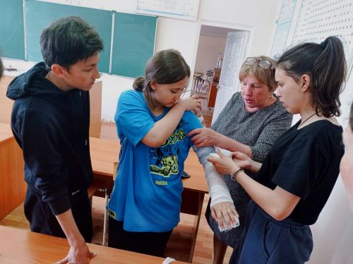 «Калмия төп гомуми белем бирү мәктәбе»ендә  беренче ярдәм күрсәтү буенча дәресләр үткәрделәр