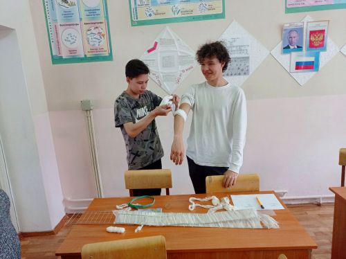 «Калмия төп гомуми белем бирү мәктәбе»ендә  беренче ярдәм күрсәтү буенча дәресләр үткәрделәр