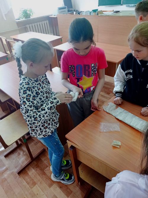 «Калмия төп гомуми белем бирү мәктәбе»ендә  беренче ярдәм күрсәтү буенча дәресләр үткәрделәр