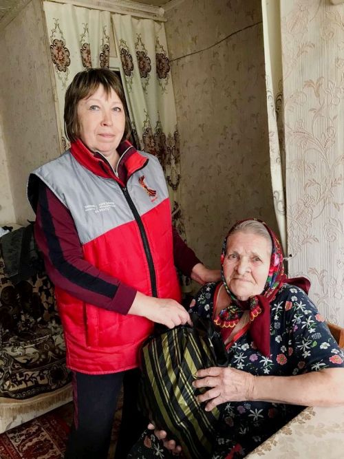 В преддверии Дня Победы в Бетькинском сельском поселении поздравили и вручили подарки труженикам тыла и вдовам ветеранов