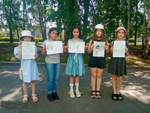 «Йолдызлы яңгыр» лагерена йөрүчеләр укытучылар һәм остазлар елына багышланган рәсем конкурсына кушылдылар