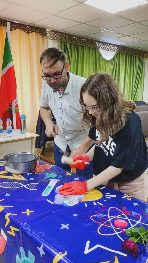 «Балкыш» балалар ял лагерена «АкыллыШоу» егетләре килде һәм тәрбияләнүчеләр өчен «Кырау» дип аталган тамаша күрсәтте