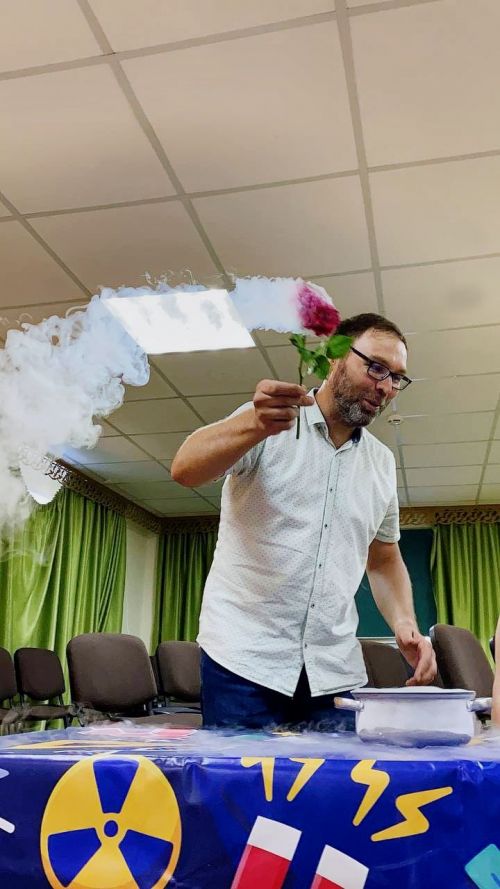 «Балкыш» балалар ял лагерена «АкыллыШоу» егетләре килде һәм тәрбияләнүчеләр өчен «Кырау» дип аталган тамаша күрсәтте