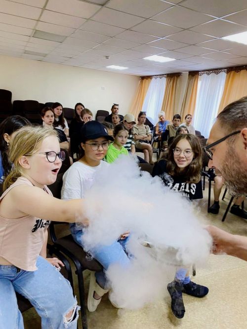 «Балкыш» балалар ял лагерена «АкыллыШоу» егетләре килде һәм тәрбияләнүчеләр өчен «Кырау» дип аталган тамаша күрсәтте