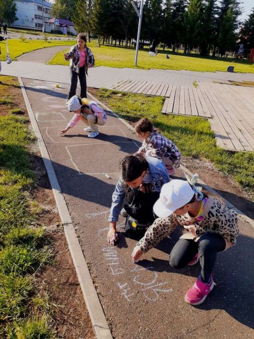 В Бетькинской СДК провели в парке «Зелёный островок» игровую программу с песнями и танцами