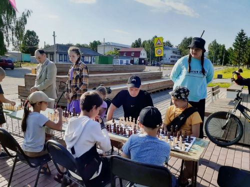 В Бетькинской СДК провели в парке «Зелёный островок» игровую программу с песнями и танцами