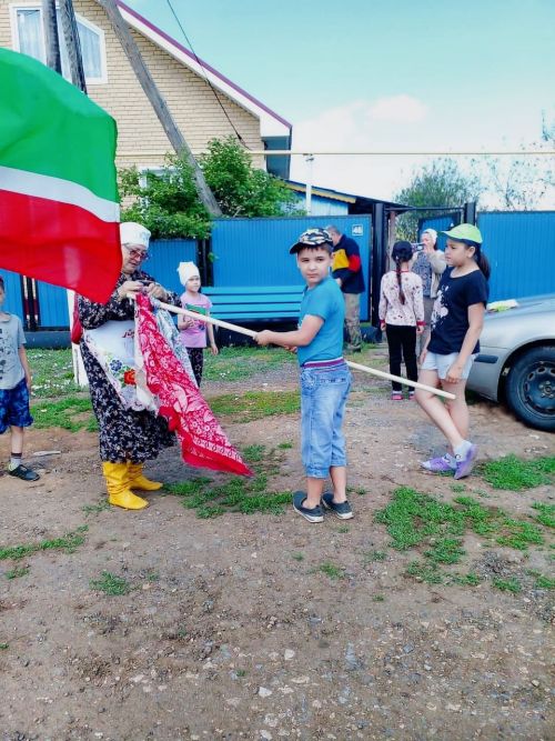 Сабантуй алдыннан Таулык авылы балалары бүләкләр җыюга чыктылар