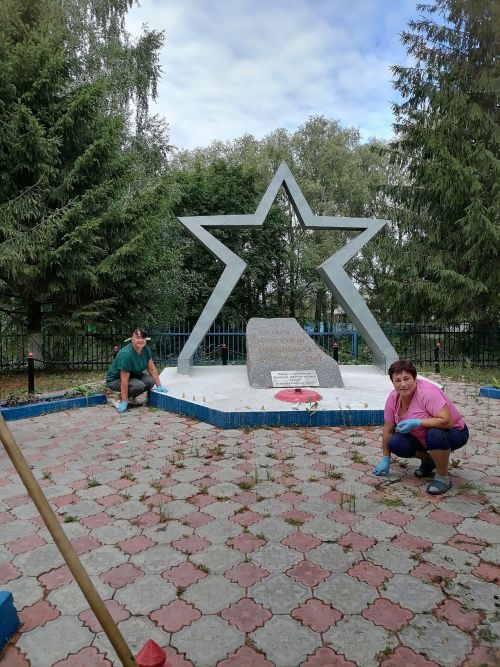 Калмашская сельская библиотека провела акцию «Чистый памятник»