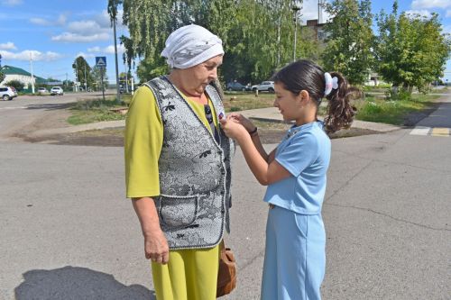 Работники Князевского дома культуры вместе с участниками клубного объединения «Волонтёр» провели патриотическую акцию «Триколор», посвященную Дню Государственного флага РФ