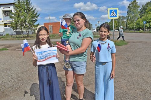 Работники Князевского дома культуры вместе с участниками клубного объединения «Волонтёр» провели патриотическую акцию «Триколор», посвященную Дню Государственного флага РФ