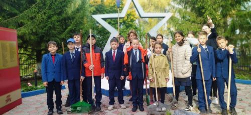 Калмашской школе ученики пятого класса провели уборочную работу по уходу за Обелиском