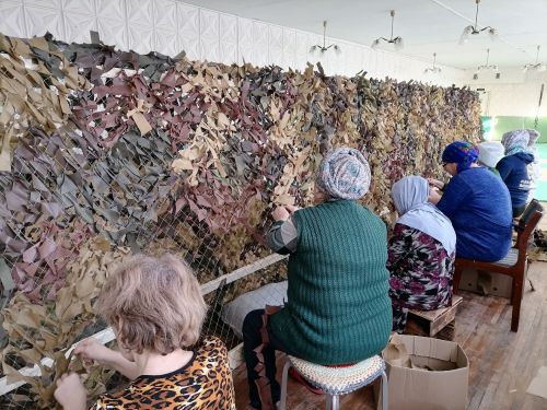 В Калмашском сельском доме активисты села плетут маскировочные сети