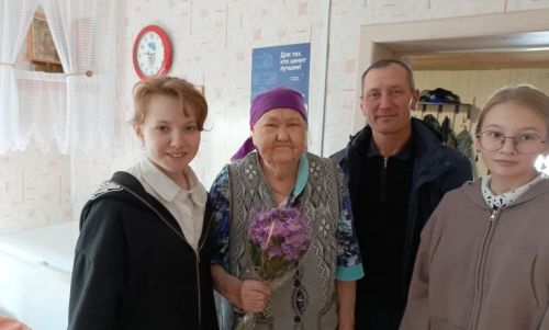 С любовью и уважением: ученики Бурдинской школы поздравляют ветеранов