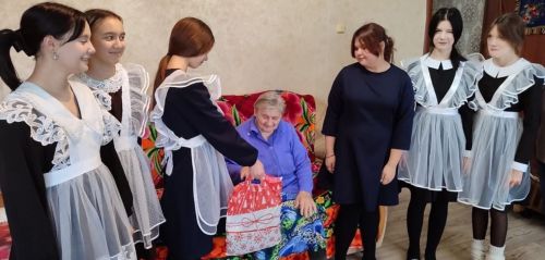 Тукаевский район: Волонтёры поздравили пожилую жительницу