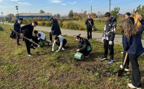 Зеленая инициатива: учащиеся Круглого Поля высадили деревья в парке