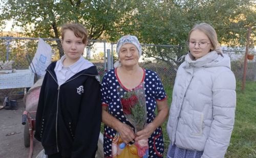 С любовью и уважением: ученики Бурдинской школы поздравляют ветеранов