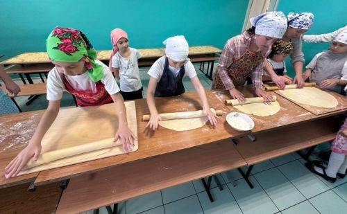 Патриотизм в действии: ученики и учителя Тукаевского района готовят лапшу