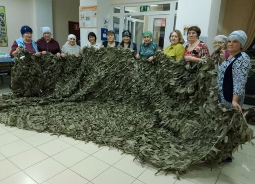 Волонтеры Старого Дрюша плетут маскировочные сети