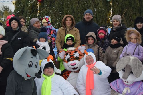 Яңа поселогында махсус хәрби операциядә катнашучыларның 300 баласы өчен бәйрәм оештырылды