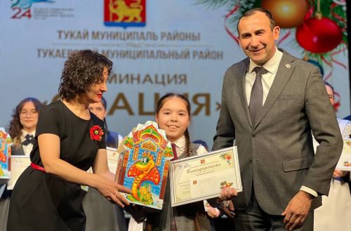 Руководитель Исполнительного комитета Камиль Назмиев чествовал одаренных детей Тукаевского района.