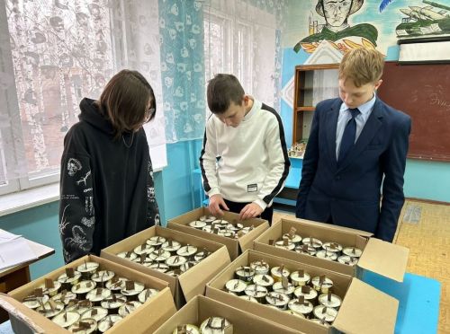 Учащиеся из Бурдинской школы создают окопные свечи для солдат