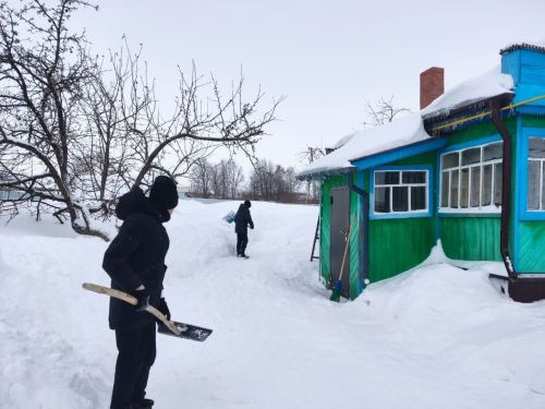 Молодежь Тукаевского района проявляет силу духа: учащиеся школ чистят снег у памятников и помогают ветеранам