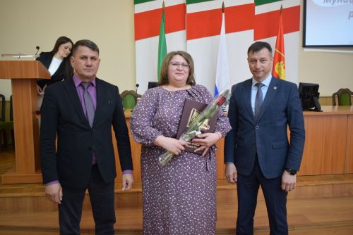 Бүләкләр тапшырылды
