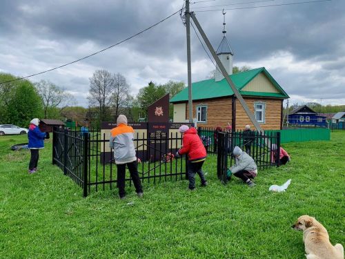 Жители Азьмушкинского сельского поселения провели традиционные весенние субботники