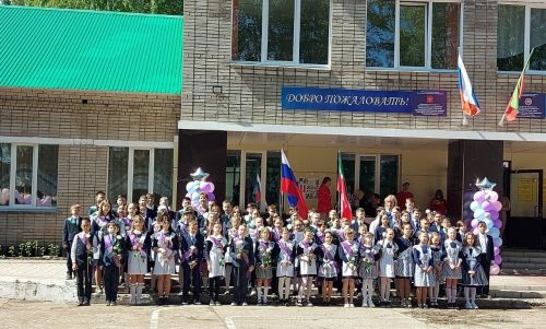 Последний звонок прозвенел для выпускников Новотроицкой школы: время прощания и новых начинаний