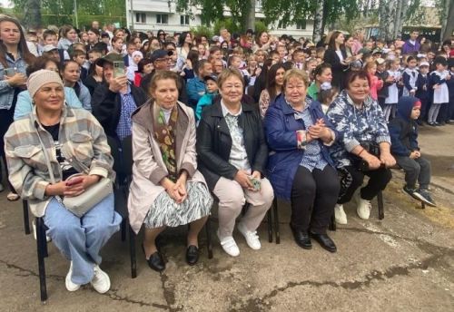 Последний звонок прозвенел для выпускников Новотроицкой школы: время прощания и новых начинаний