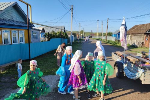 Тлянче-Тамак собрал подарки к Сабантую в национальных костюмах