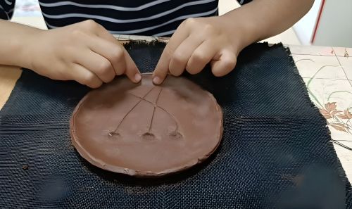 Подростки Тукаевского района осваивают искусство лепки на занятии клуба следопыт