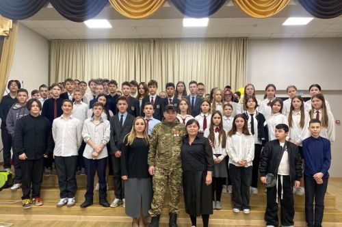 В Круглопольской школе состоялась встреча учеников с бойцом и выпускником этой же школы Айратом Валеевым