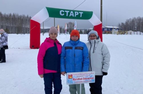 На территории лыжно-биатлонного центра поселка Новый состоялись традиционные лыжные гонки на призы Деда Мороза.