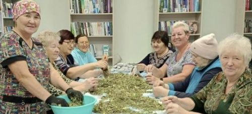 Мәләкәс волонтерлары сугышчыларга чәй әзерли