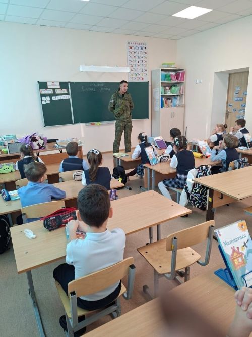 Служить Отечеству: участник СВО рассказал школьникам о своем выборе