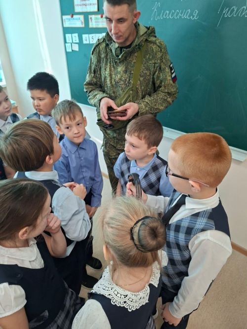 Служить Отечеству: участник СВО рассказал школьникам о своем выборе