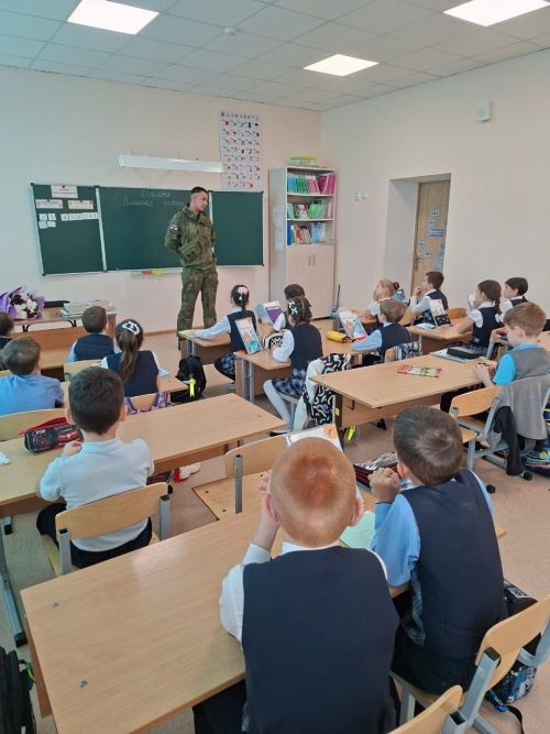 Служить Отечеству: участник СВО рассказал школьникам о своем выборе