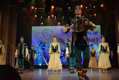 Әниләрнең йөрәк җылысы. Әниле кеше – иң бәхетле кеше. Гомеребез буе аналарга игелек кылсак та, әниләр каршындагы бурычыбызны үтәп бетерә алмыйбыз