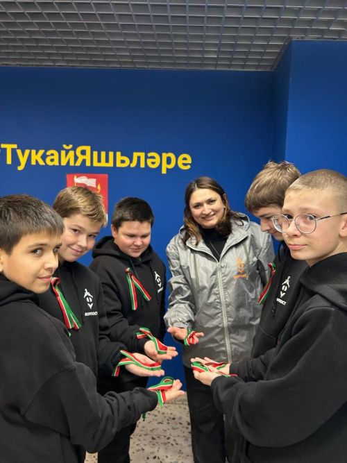 Яшьләр Татарстан Республикасы флагы көненә багышланган акция үткәрделәр