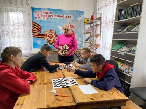 «Мы такие разные, но мы вместе»: в Мусабай-Заводской библиотеке шашками скрепили дружбу