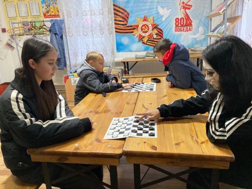 «Мы такие разные, но мы вместе»: в Мусабай-Заводской библиотеке шашками скрепили дружбу