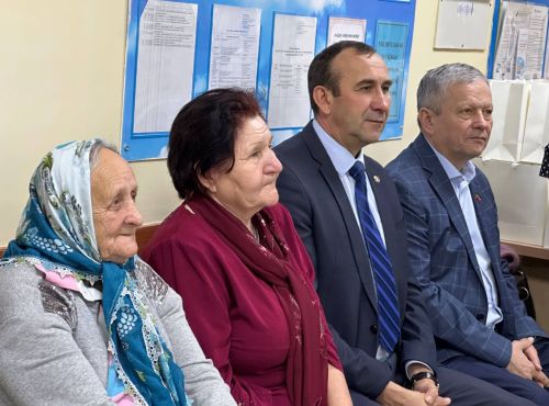 ТР Дәүләт Советы депутаты Марат Бариев игелек һәм шәфкатьлелек декадасы кысаларында интернат-йортта булды