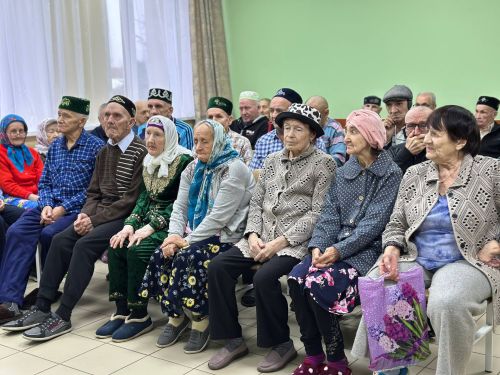 ТР Дәүләт Советы депутаты Марат Бариев игелек һәм шәфкатьлелек декадасы кысаларында интернат-йортта булды