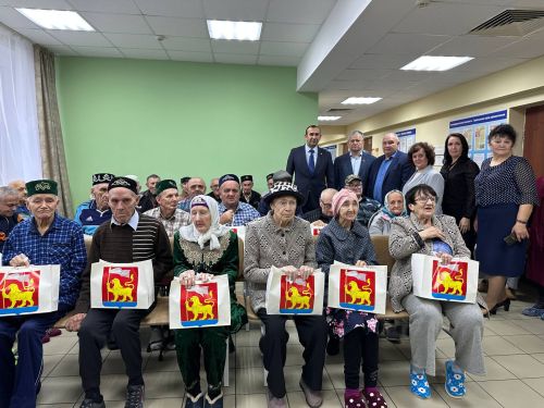 ТР Дәүләт Советы депутаты Марат Бариев игелек һәм шәфкатьлелек декадасы кысаларында интернат-йортта булды